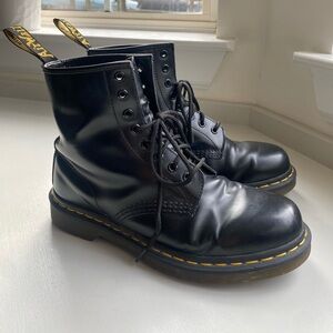 Women’s Dr. Martens Smooth Leather Black Boot Size 9